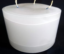 Lade das Bild in den Galerie-Viewer, STANDKERZE - Wachs / Kerzenmaterial, Kaltweiß (Weiß Grau), Handarbeit, Runde Form, 3 Dochte
