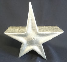 Lade das Bild in den Galerie-Viewer, STANDKERZE - Wachs / Kerzenmaterial, Silbernd (Überzogen) Farbend, Handarbeit, Sternform, 1 Docht (G)
