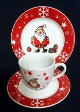 Lade das Bild in den Galerie-Viewer, 2er Set KAFFEETASSEN &quot;Santa&quot;- Porzellan, Weihnachtsmann Nikolaus Sterne Schneeflocken Geschenke Motiv Dekor
