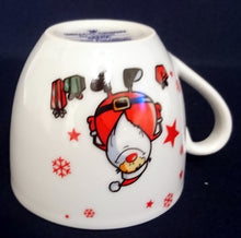 Lade das Bild in den Galerie-Viewer, KAFFEETASSE &quot;Santa&quot;- Porzellan, Weihnachtsmann Nikolaus Sterne Schneeflocken Geschenke Motiv Dekor
