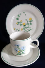 Lade das Bild in den Galerie-Viewer, KAFFEETASSE - Keramik / Steingut, Blumenblüten Pflanzen Flora Randlinie Motiv Dekor
