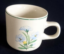 Lade das Bild in den Galerie-Viewer, KAFFEETASSE - Keramik / Steingut, Blumenblüten Pflanzen Flora Randlinie Motiv Dekor
