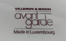 Lade das Bild in den Galerie-Viewer, GEBÄCKSCHALE &quot;Avantgarde&quot; - Keramik / Steingut, Modernes Geometrisches Streifen Dekor, Mittig Grün
