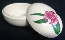 Lade das Bild in den Galerie-Viewer, BONBONIERE - Porzellan, Runde Schalen Form, Blumenblüten Pflanze Camelia Canduiflora Dekor, Nicolas Liez Designer (G)
