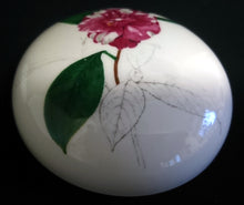 Lade das Bild in den Galerie-Viewer, BONBONIERE - Porzellan, Runde Schalen Form, Blumenblüten Pflanze Camelia Canduiflora Dekor, Nicolas Liez Designer (G)
