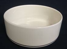 Lade das Bild in den Galerie-Viewer, BONBONIERESCHALE - Porzellan, Runde Schalen Form, Einfärbiges Linien Dekor, Naif Design (G)

