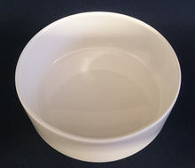 Lade das Bild in den Galerie-Viewer, BONBONIERESCHALE - Porzellan, Runde Schalen Form, Einfärbiges Linien Dekor, Naif Design (G)
