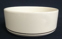 Lade das Bild in den Galerie-Viewer, BONBONIERESCHALE - Porzellan, Runde Schalen Form, Einfärbiges Linien Dekor, Naif Design (G)
