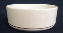 Lade das Bild in den Galerie-Viewer, BONBONIERESCHALE - Porzellan, Runde Schalen Form, Einfärbiges Linien Dekor, Naif Design (G)

