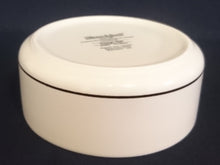 Lade das Bild in den Galerie-Viewer, BONBONIERESCHALE - Porzellan, Runde Schalen Form, Einfärbiges Linien Dekor, Naif Design (G)
