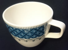 Lade das Bild in den Galerie-Viewer, KAFFEETASSE - Porzellan, Geometrisches Strich Linien Rand Punkte Karo Motiv Dekor
