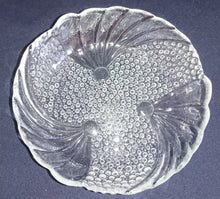 Lade das Bild in den Galerie-Viewer, BEILAGEN- SALATSCHALE - Hartglas, Pressglas Klar Punkte Bläschen Blasen Kreise Tupfen Quer Linien Abstrakt Motiv Dekor
