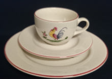 Lade das Bild in den Galerie-Viewer, KINDER GETRÄNKETASSE - Keramik / Steingut, Hahn auf dem Lande Motiv Dekorrand, Handdekoriert
