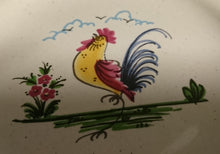 Lade das Bild in den Galerie-Viewer, 2er KAFFEEGEDECK  - Keramik / Steingut, Hahn auf dem Lande Motiv Dekorrand, Handdekoriert
