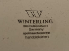 Lade das Bild in den Galerie-Viewer, 2er KAFFEEGEDECK  - Keramik / Steingut, Hahn auf dem Lande Motiv Dekorrand, Handdekoriert

