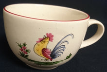 Lade das Bild in den Galerie-Viewer, 3er KAFFEEGEDECK  - Keramik / Steingut, Hahn auf dem Lande Motiv Dekorrand, Handdekoriert (G)
