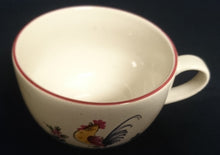 Lade das Bild in den Galerie-Viewer, 3er KAFFEEGEDECK  - Keramik / Steingut, Hahn auf dem Lande Motiv Dekorrand, Handdekoriert (G)
