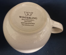 Lade das Bild in den Galerie-Viewer, 2er KAFFEEGEDECK  - Keramik / Steingut, Hahn auf dem Lande Motiv Dekorrand, Handdekoriert
