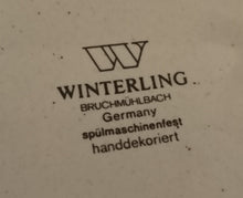 Lade das Bild in den Galerie-Viewer, 2er KAFFEEGEDECK  - Keramik / Steingut, Hahn auf dem Lande Motiv Dekorrand, Handdekoriert
