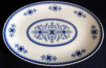 Lade das Bild in den Galerie-Viewer, SERVIERPLATTE "Scharffeuer" - Porzellan, Kobalt Abstrakt Indischblau Strohblume Motiv Relieflinien Dekor
