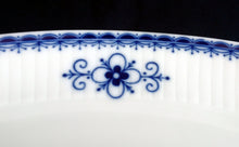 Lade das Bild in den Galerie-Viewer, SERVIERPLATTE "Scharffeuer" - Porzellan, Kobalt Abstrakt Indischblau Strohblume Motiv Relieflinien Dekor
