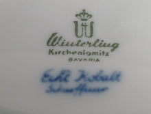 Lade das Bild in den Galerie-Viewer, SERVIERPLATTE "Scharffeuer" - Porzellan, Kobalt Abstrakt Indischblau Strohblume Motiv Relieflinien Dekor
