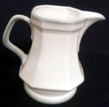 Lade das Bild in den Galerie-Viewer, 3er Set MILCHKÄNNCHEN &amp; ZUCKERDOSE MIT DECKEL - Porzellan, Rand Linien Relief Motiv Dekor
