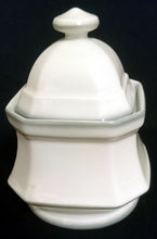 Lade das Bild in den Galerie-Viewer, 3er Set MILCHKÄNNCHEN &amp; ZUCKERDOSE MIT DECKEL - Porzellan, Rand Linien Relief Motiv Dekor
