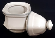 Lade das Bild in den Galerie-Viewer, 3er Set MILCHKÄNNCHEN &amp; ZUCKERDOSE MIT DECKEL - Porzellan, Rand Linien Relief Motiv Dekor
