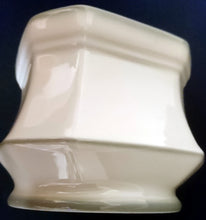 Lade das Bild in den Galerie-Viewer, 3er Set MILCHKÄNNCHEN &amp; ZUCKERDOSE MIT DECKEL - Porzellan, Rand Linien Relief Motiv Dekor
