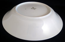 Lade das Bild in den Galerie-Viewer, SUPPENTELLER - Porzellan, Goldrand Mattiert Ovale Kreise Linien Relief Motiv Dekor
