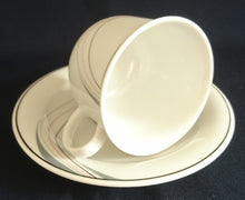 Lade das Bild in den Galerie-Viewer, KAFFEETASSE - Porzellan, Linien Kurven Striche Motiv Dekor
