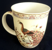 Lade das Bild in den Galerie-Viewer, KAFFEETASSE POTT - Porzellan, Pfau Vogel Blumen Flora Fauna Motiv Dekor, 24ct (Hartvergoldet)
