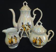 Lade das Bild in den Galerie-Viewer, MILCHKÄNNCHEN - Porzellan, Perlmutt Goldrand Rokoko Tanzpaar Motiv Dekor
